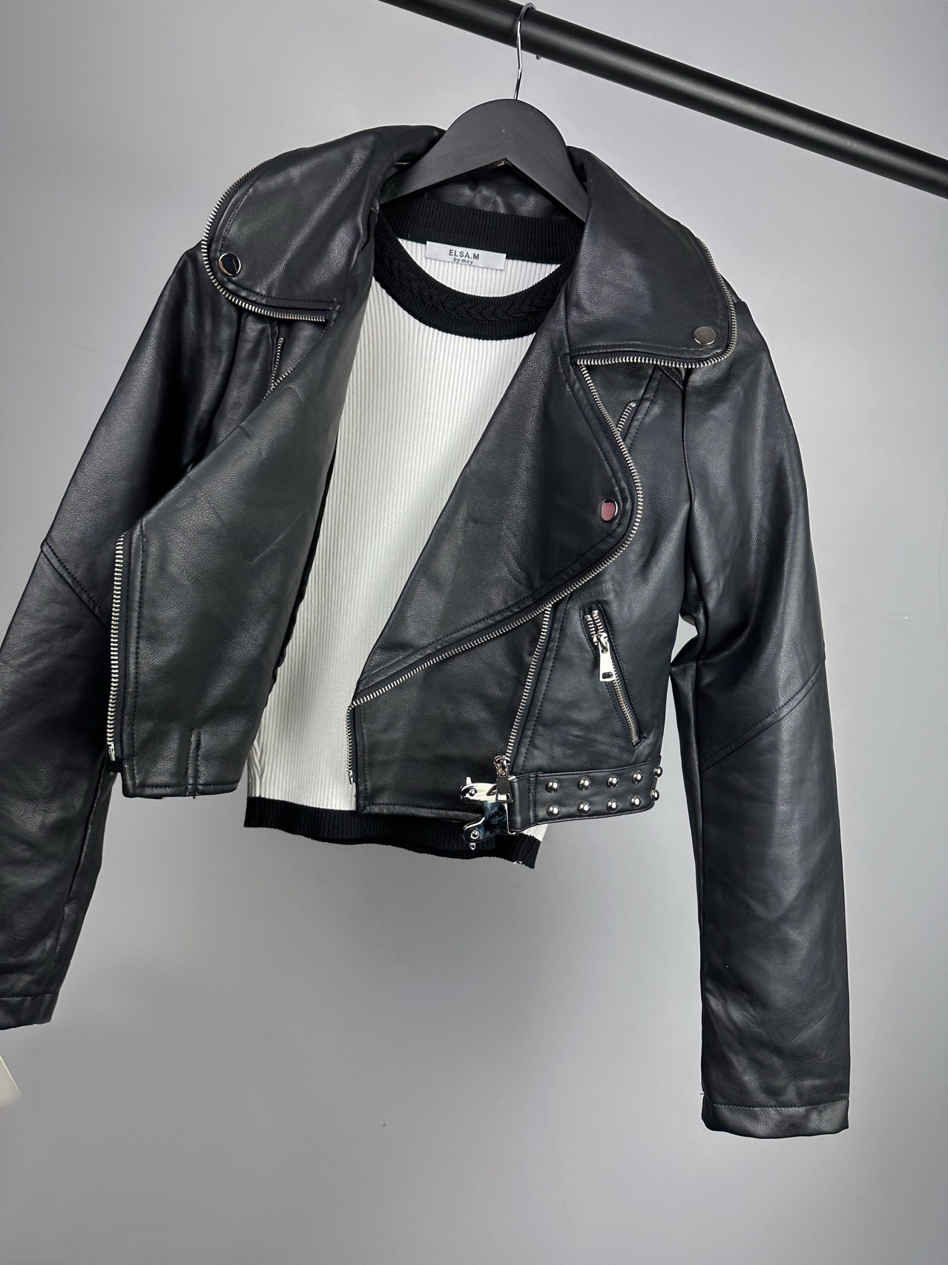 c41659bd-023f-4347-b527-d7505c08c2d8 Късо кожено яке с капси - Image 1