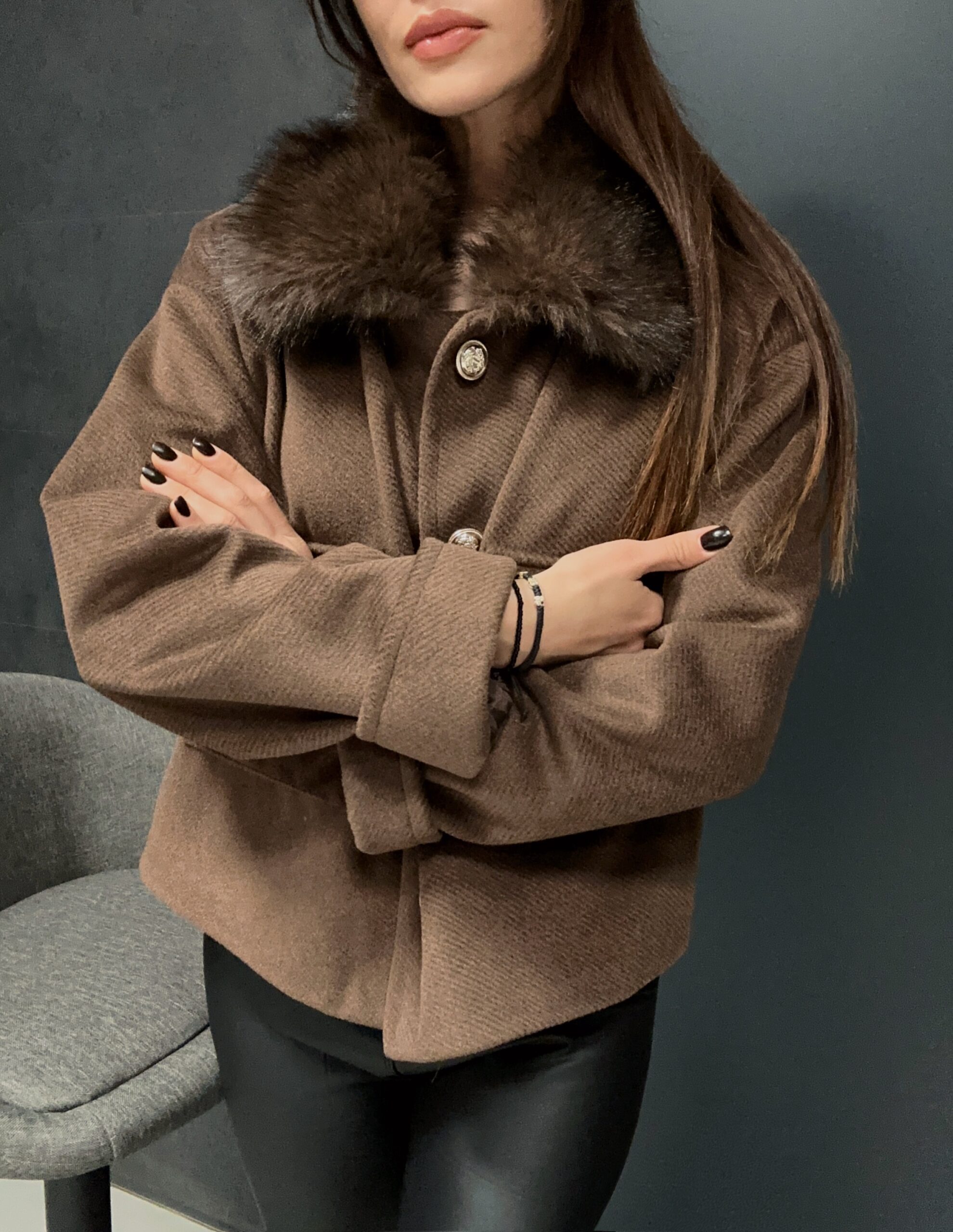 45f8c092-4669-464a-89b8-5be9e34f33b3 Дамско кафяво палто с пухена яка - Image 1