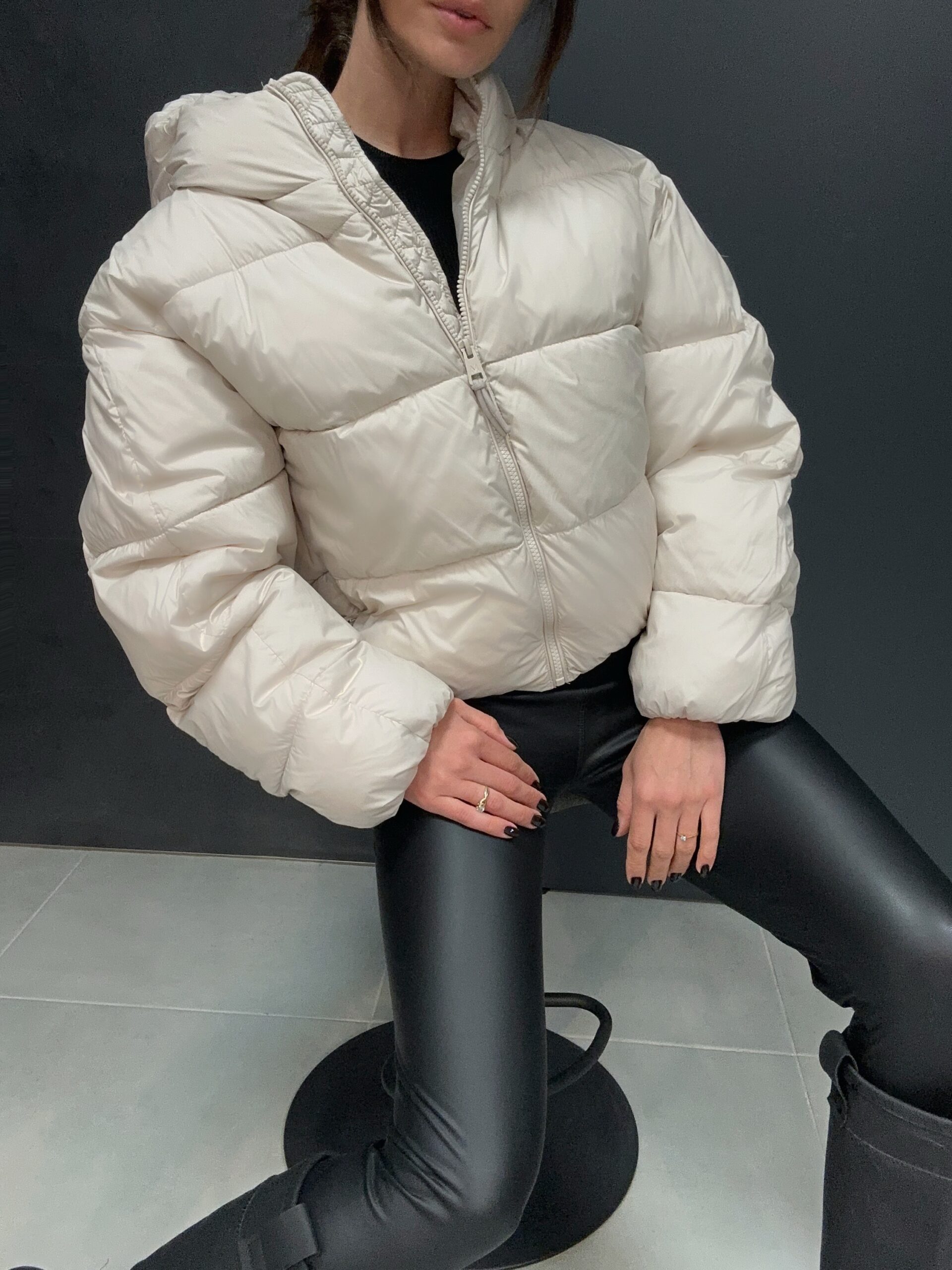 af862e13-91fa-4aaf-b682-f09fcf771366 Обемно късо зимно яке в цвят екрю - Image 1