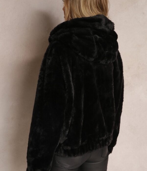 Страничен изглед на черно пухено яке с модерен къс силует и висока яка