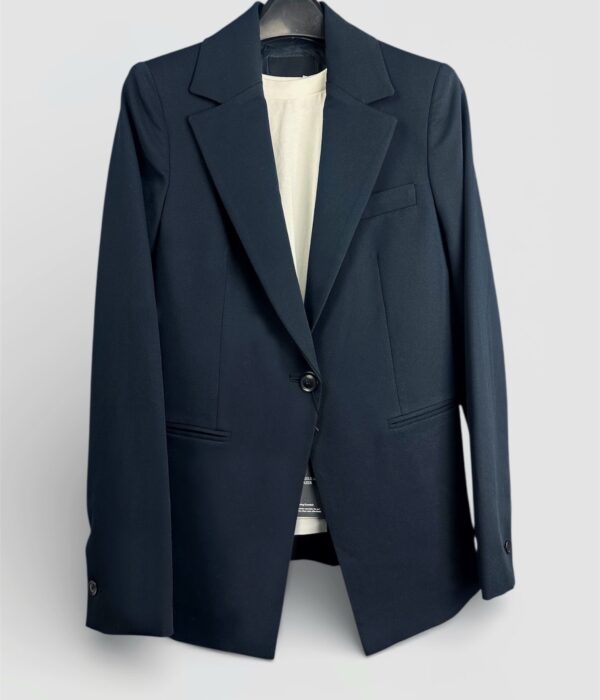 Страничен изглед на вталено тъмносинo сако с модерна кройка и изчистен силует