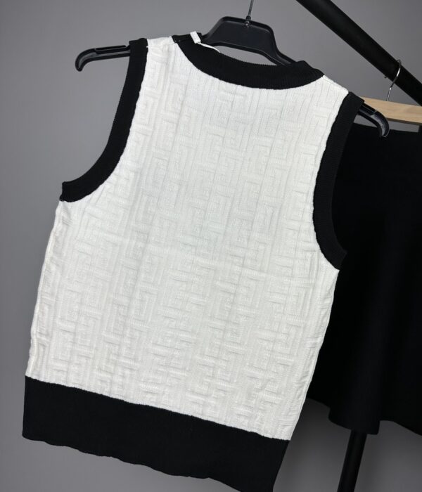 Страничен изглед на втален черен плетен топ без ръкави с модерен силует