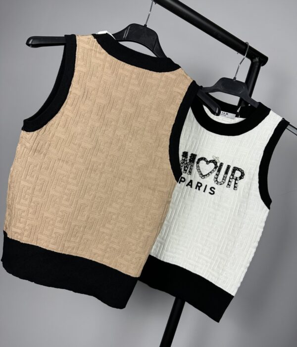 Страничен изглед на кафяв плетен топ без ръкави с втален силует и декорация