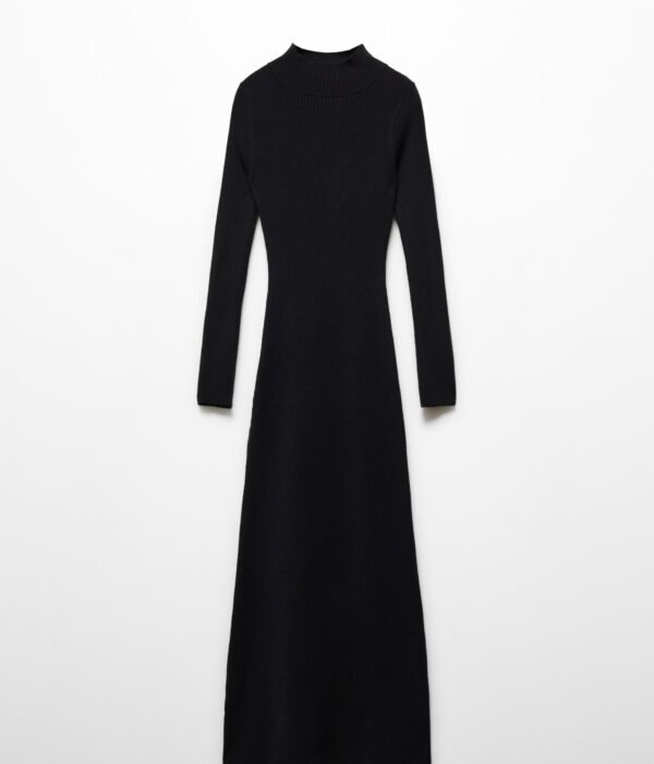 Страничен изглед на черна плетена рокля с дължина под коляното, подчертаваща фигурата