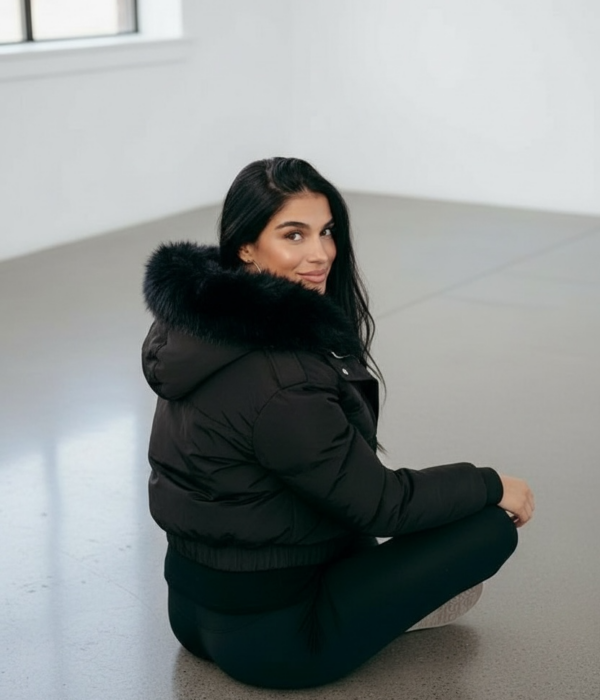 Страничен изглед на вталена дънкова рокля с къс ръкав и класическа яка