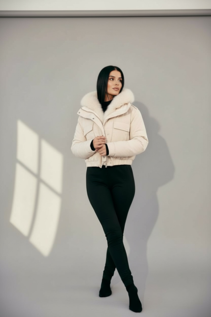 Детайл на богатата пухена яка в естествен нюанс върху зимно яке Next Level