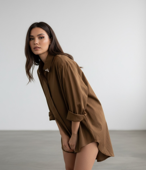 Страничен изглед на кафява дамска туника с издължена задна част и цепки Next Level