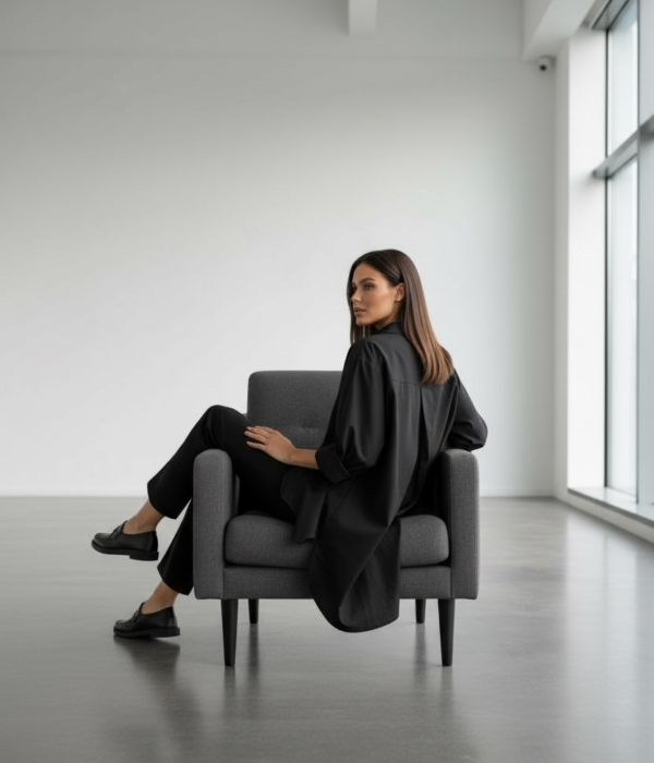 Страничен изглед на черна дамска туника с издължен силует и странични цепки Next Level