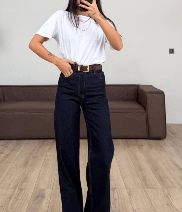 Страничен изглед на дамски дънки с широк силует в тъмносин деним Next Level