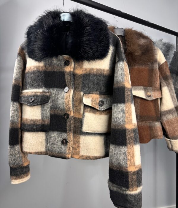 Дамско късо яке на каре с богата пухена яка и закопчаване с копчета от Next Level