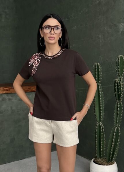 Дамска памучна тениска в топъл кафяв цвят с изискан декоративен акцент от Next Level