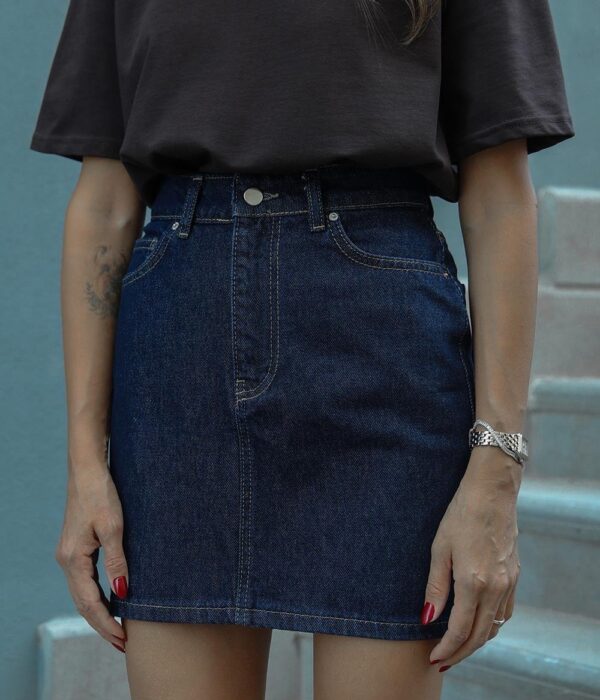 Страничен изглед на вталена дамска дънкова пола в цвят индиго Next Level