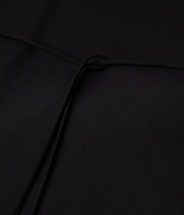 Страничен изглед на черна дамска миди рокля с високи цепки Next Level