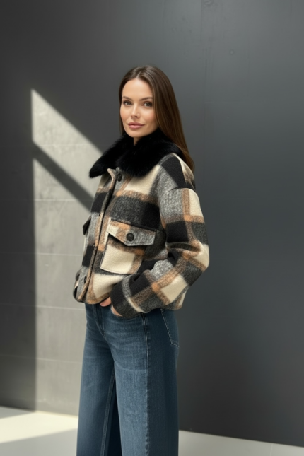 Задна част на дамско карирано яке с къс силует и акцент върху пухената яка