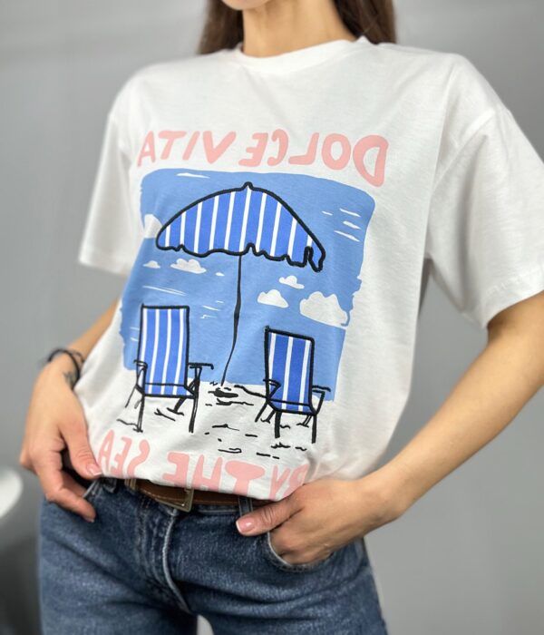 Страничен изглед на бяла дамска тениска с къс ръкав и принт Next Level