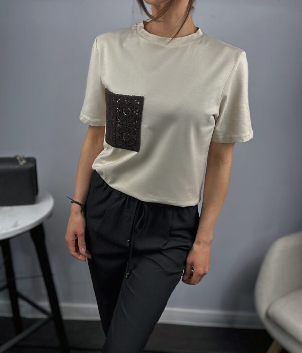 Страничен изглед на бежова дамска oversized тениска с къс ръкав Next Level