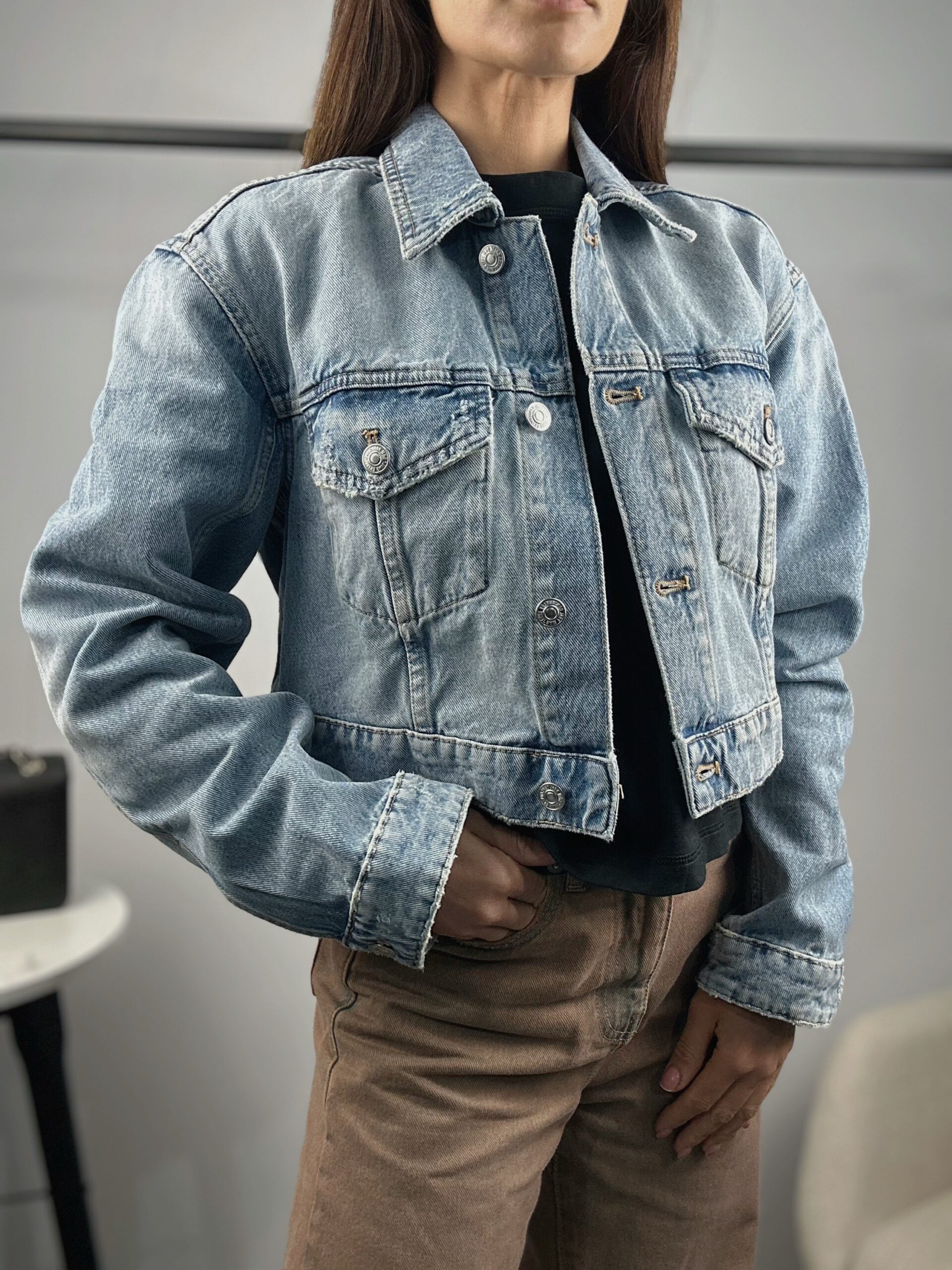 1b9e03d2-d9d2-45a4-ae31-a0186ec19638 Светлосиньо дамско късо дънково яке Urban с класическа яка от Next Level