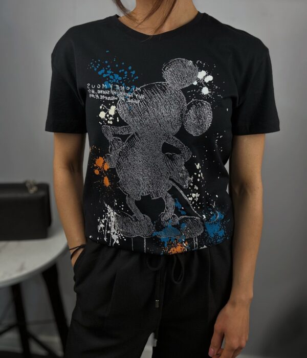 Страничен изглед на бяла дамска тениска с анимационен принт Next Level