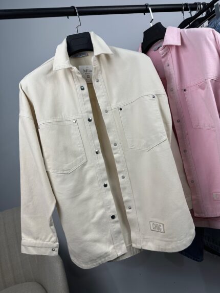 Детайл на класическата яка и прецизната изработка на дамско яке от деним