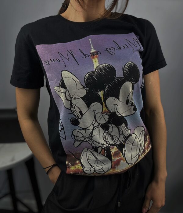 Страничен изглед на черна дамска тениска с анимационен принт Next Level