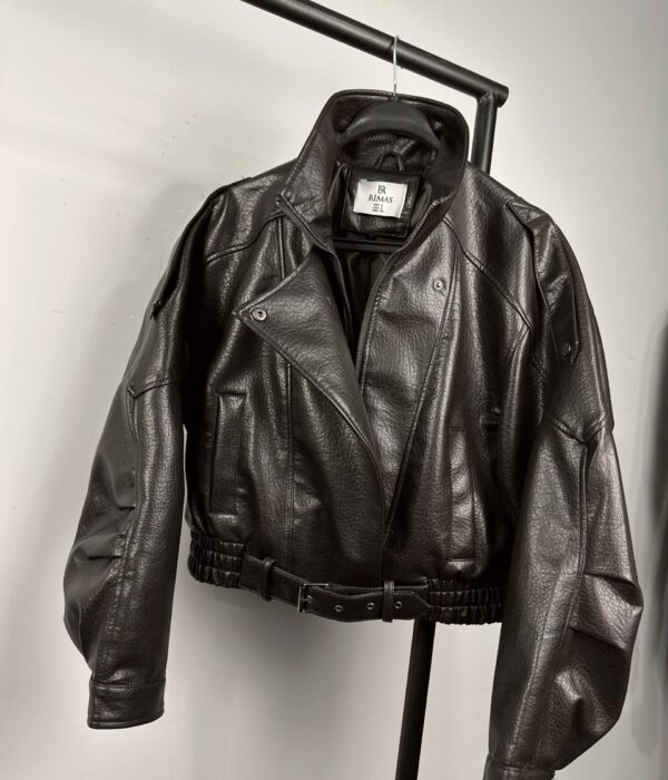 Страничен изглед на кафяво дамско кожено яке тип моторист Next Level