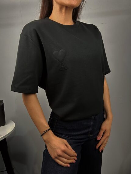 Дамска черна памучна тениска с малко бродирано червено сърце Next Level