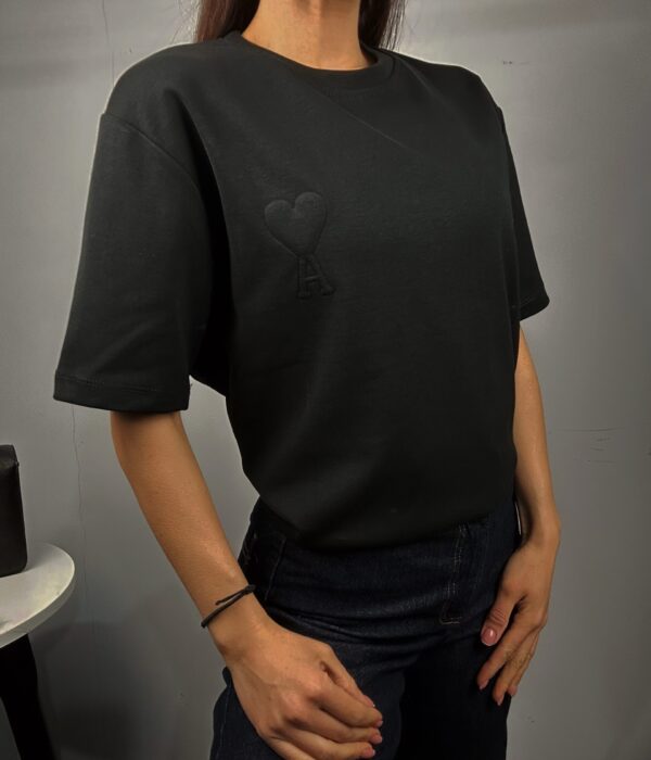 Дамска черна памучна тениска с малко бродирано червено сърце Next Level