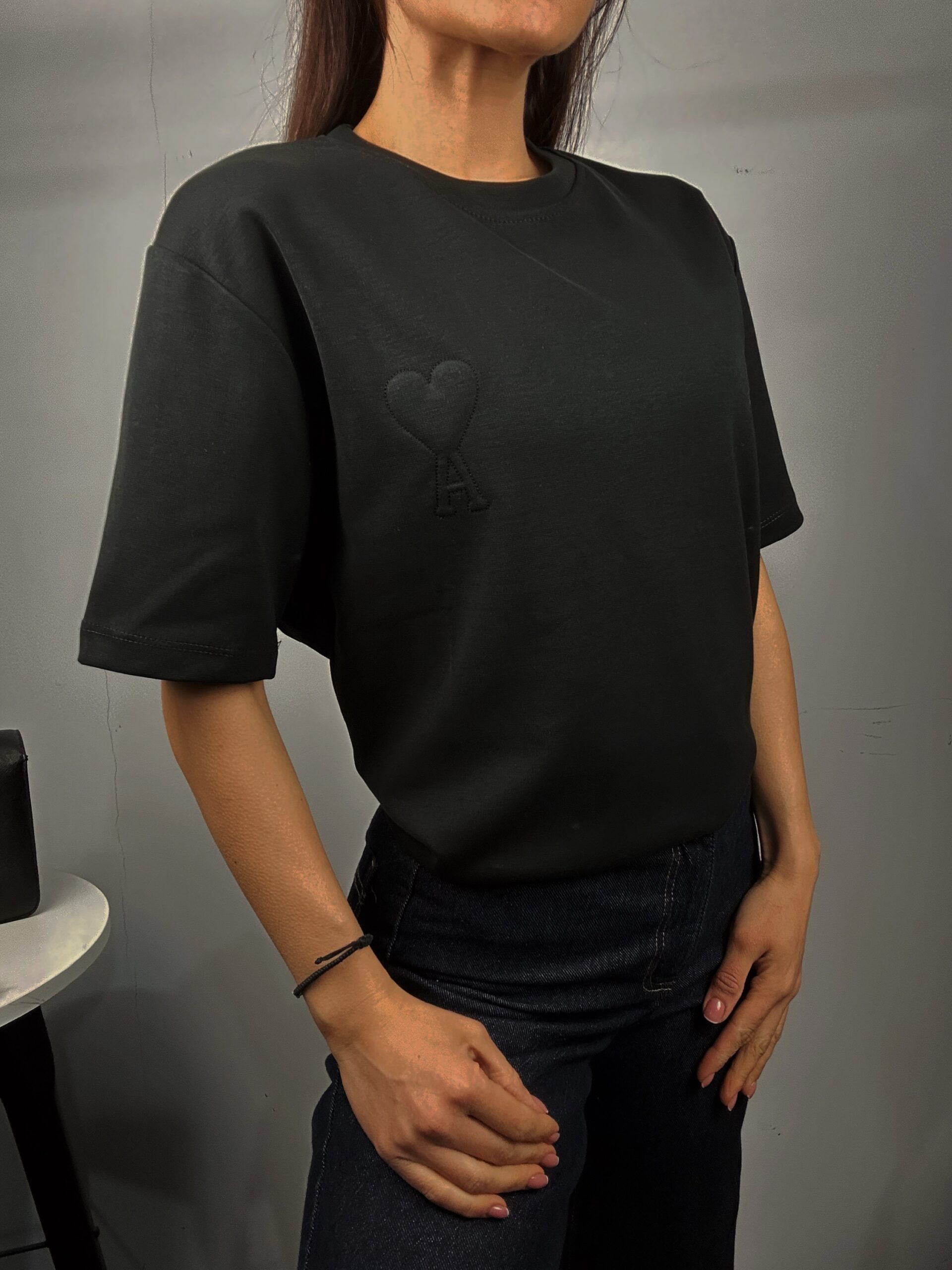 9386c472-57f0-4e4e-9e37-5f00527f1280 Дамска черна памучна тениска с малко бродирано червено сърце Next Level