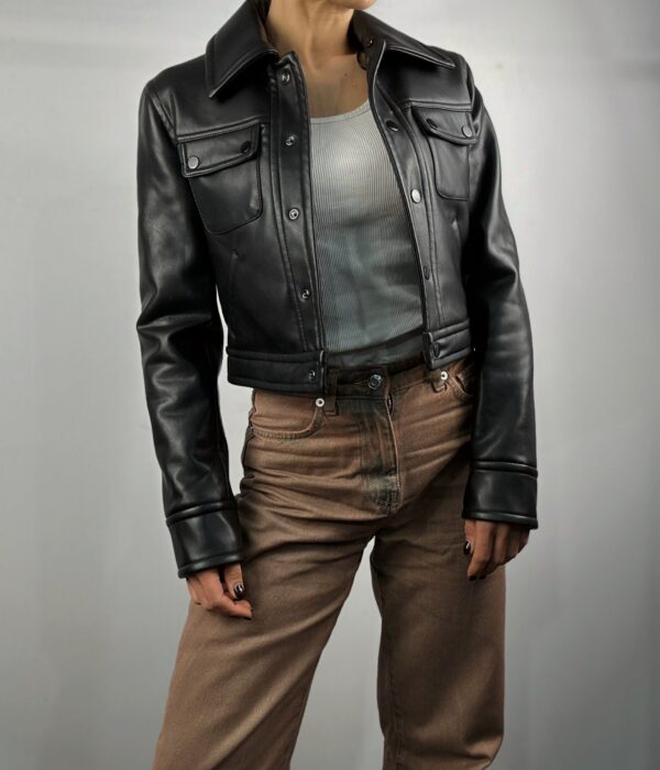 Дамско късо яке от черна еко кожа с предни джобове и класическа яка Next Level