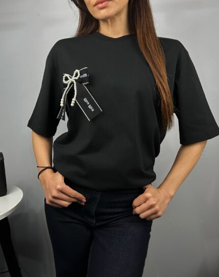 Дамска черна памучна тениска с голяма декоративна черна панделка от Next Level