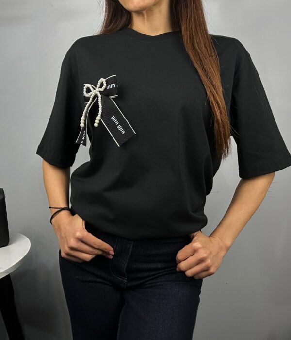 Дамска черна памучна тениска с голяма декоративна черна панделка от Next Level