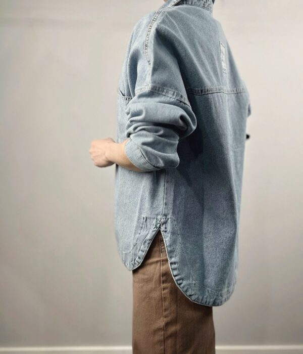 Страничен изглед на дамска дънкова риза-яке Chic в светлосин цвят Next Level