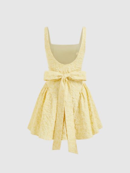 Детайл на релефната текстура на плата върху жълта рокля Solea Next Level