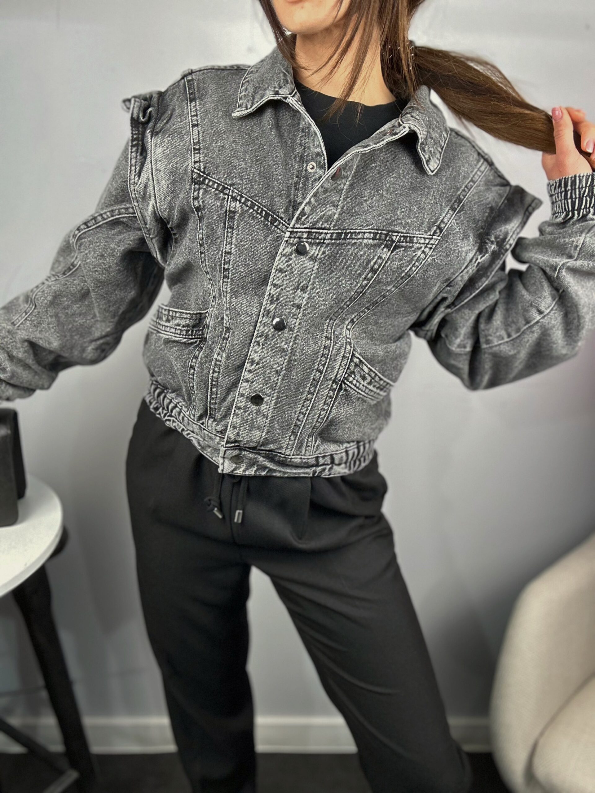 c51ac257-1e53-44af-8e7d-8341d8388087-2 Сиво дамско дънково яке с ефектни къдри и ластик Next Level