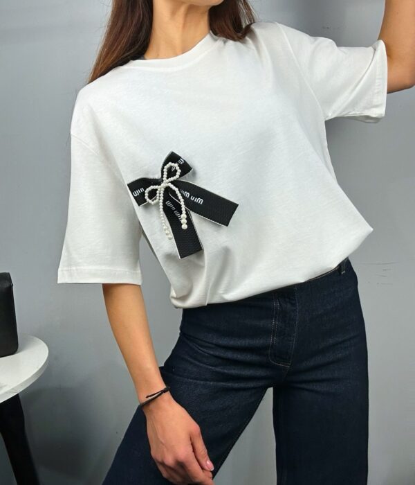 Дамска бяла памучна тениска с декоративна черна панделка и перли Next Level