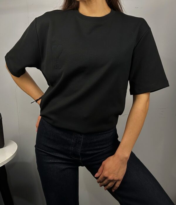 Страничен изглед на черна дамска тениска с къс ръкав Next Level