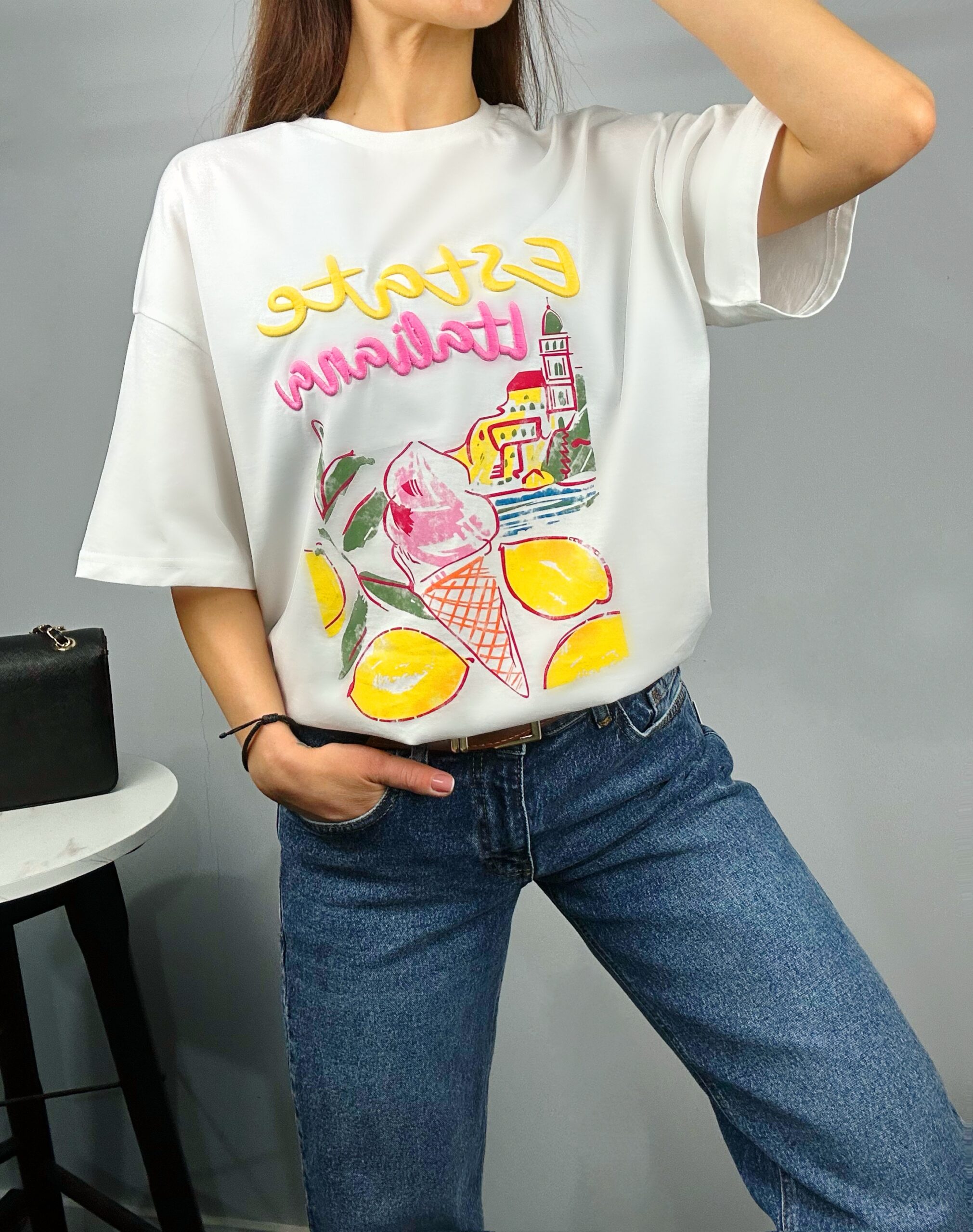 ebaf4cdd-e05f-4bd0-affe-ab6dbd2c78e3 Бяла дамска тениска с цветна щампа “Estete Italiana” - Image 1