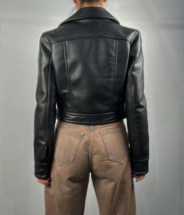 Страничен изглед на късо дамско яке от еко кожа в черен цвят Next Level