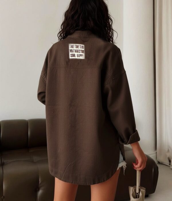 Страничен изглед на широка кафява дънкова риза-яке в стил овърсайз Next Level