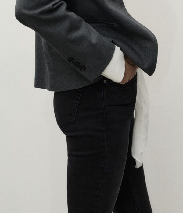 Страничен изглед на тесни дамски черни дънки с втален силует Next Level