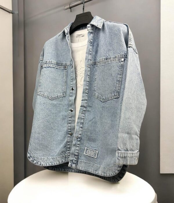 Дамска риза-яке от светъл деним Chic с предни джобове и класическа яка Next Level