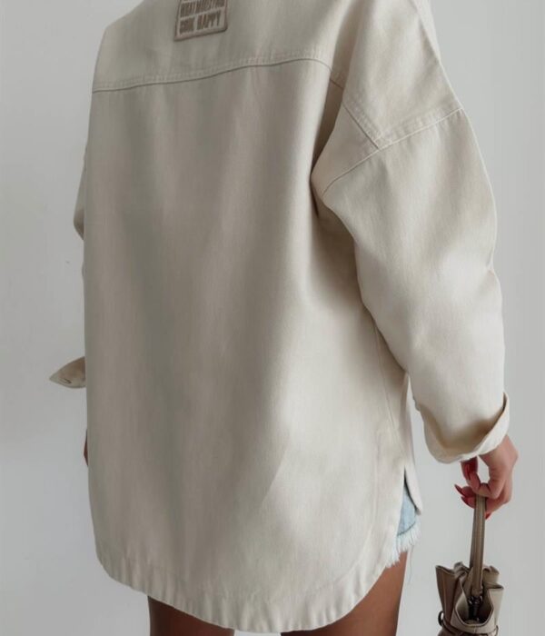 Страничен изглед на широка дамска дънкова риза-яке със свободен силует Next Level