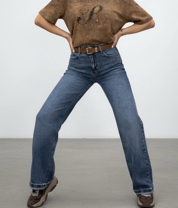 Страничен изглед на дамски дънки в класическо синьо с втален силует Next Level