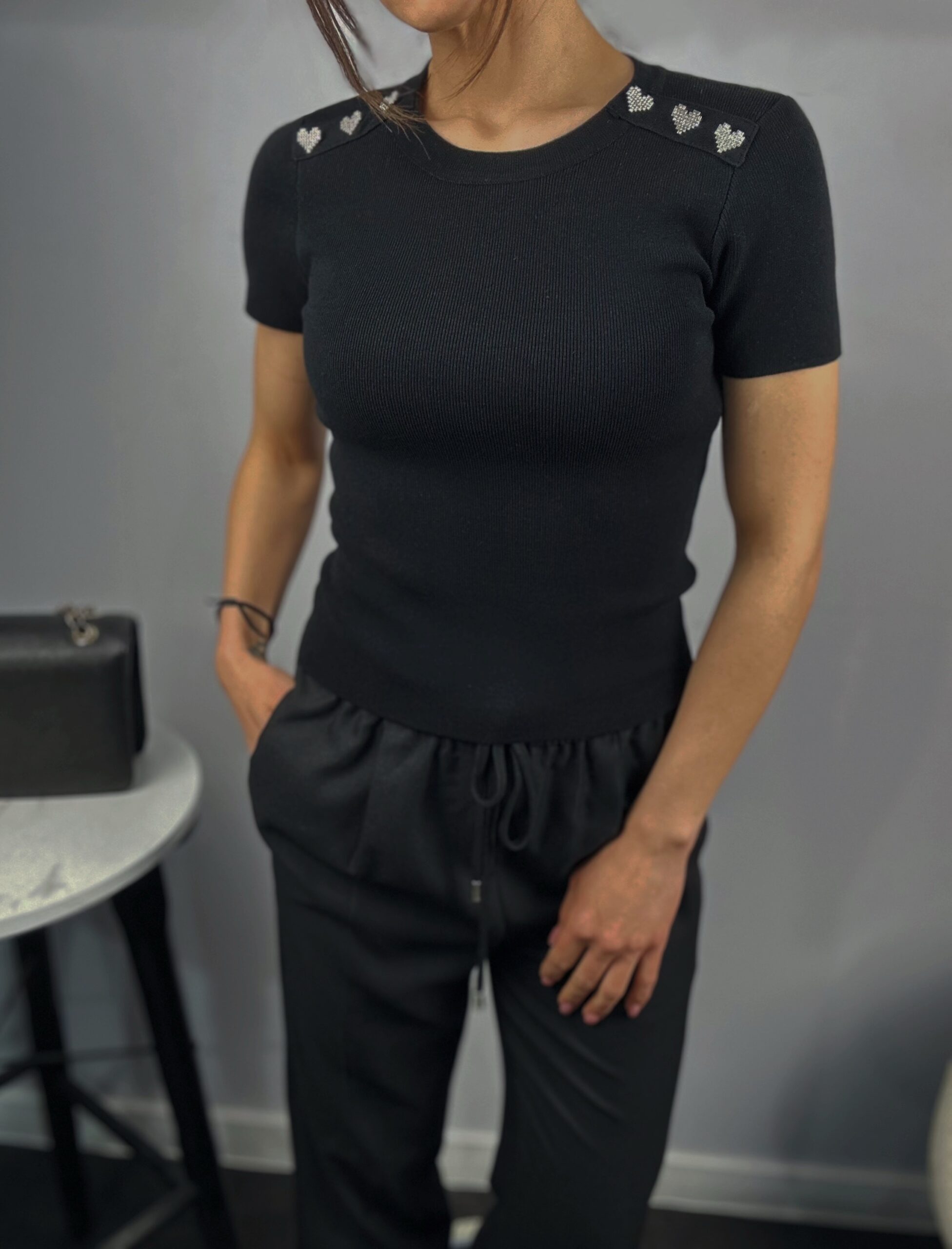 56974be1-77ee-442a-bd49-2d24ad4775f4 Дамска черна блуза с къс ръкав и декоративни сърца - Image 1
