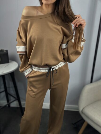 Страничен изглед на черна дамска блуза с дантелени детайли Next Level