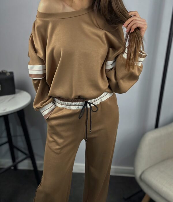 Страничен изглед на черна дамска блуза с дантелени детайли Next Level