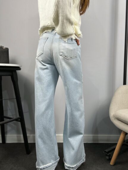 Страничен изглед на дамски светлосини дънки с широк крачол Next Level