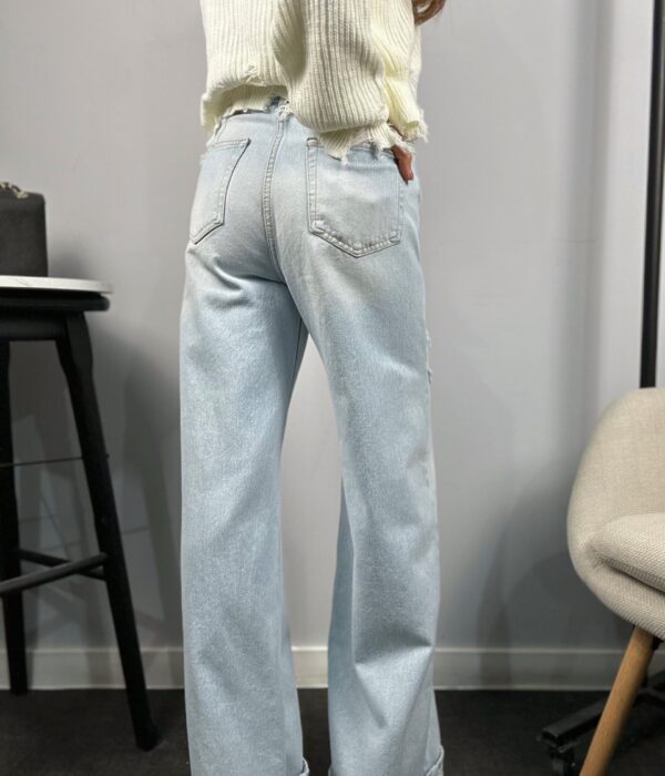 Страничен изглед на дамски светлосини дънки с широк крачол Next Level