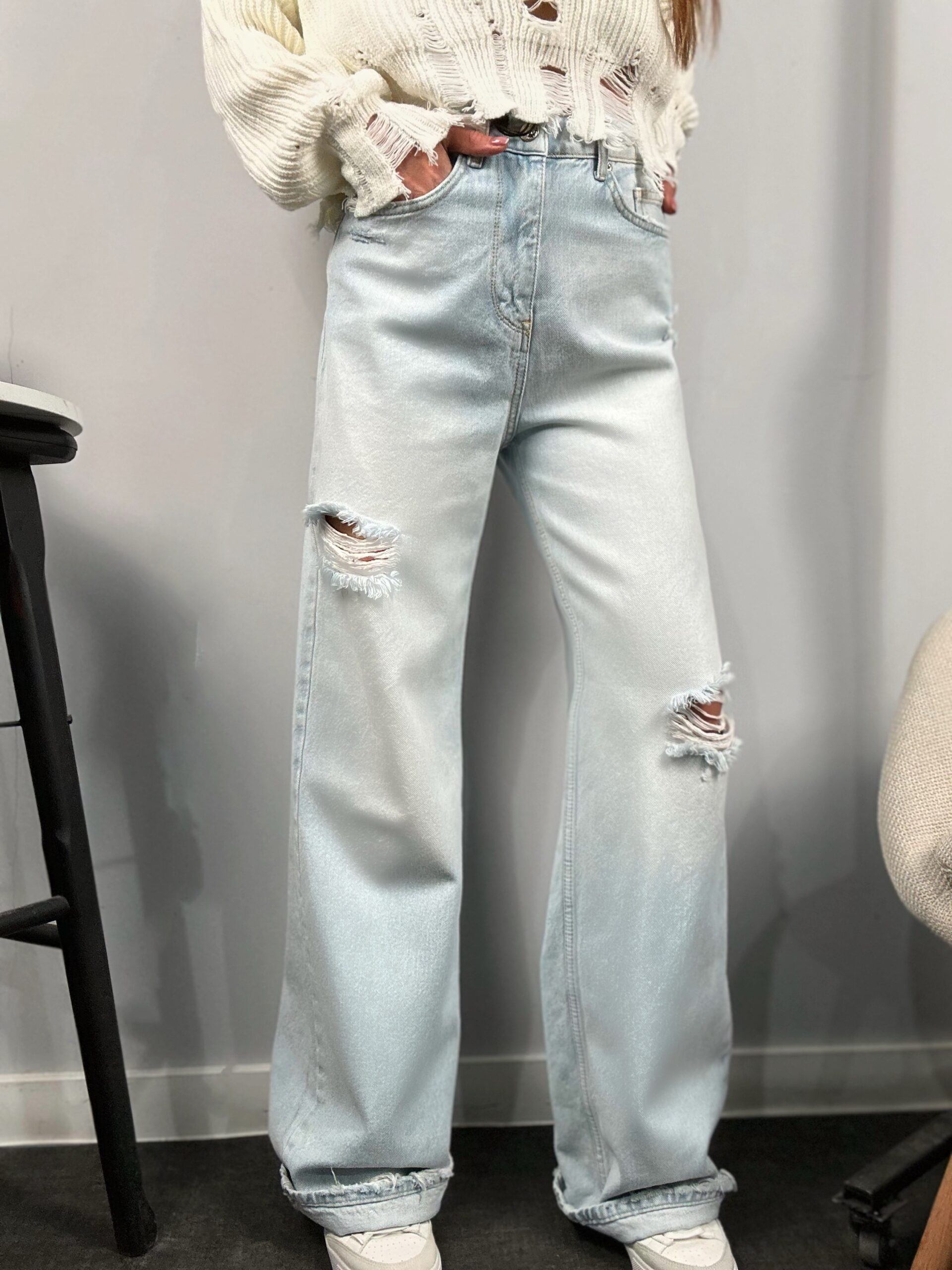 a06a4b36-597b-420b-82c5-c4ca05cbebf9 Дамски светлосини дънки с широк крачол и накъсани детайли от Next Level