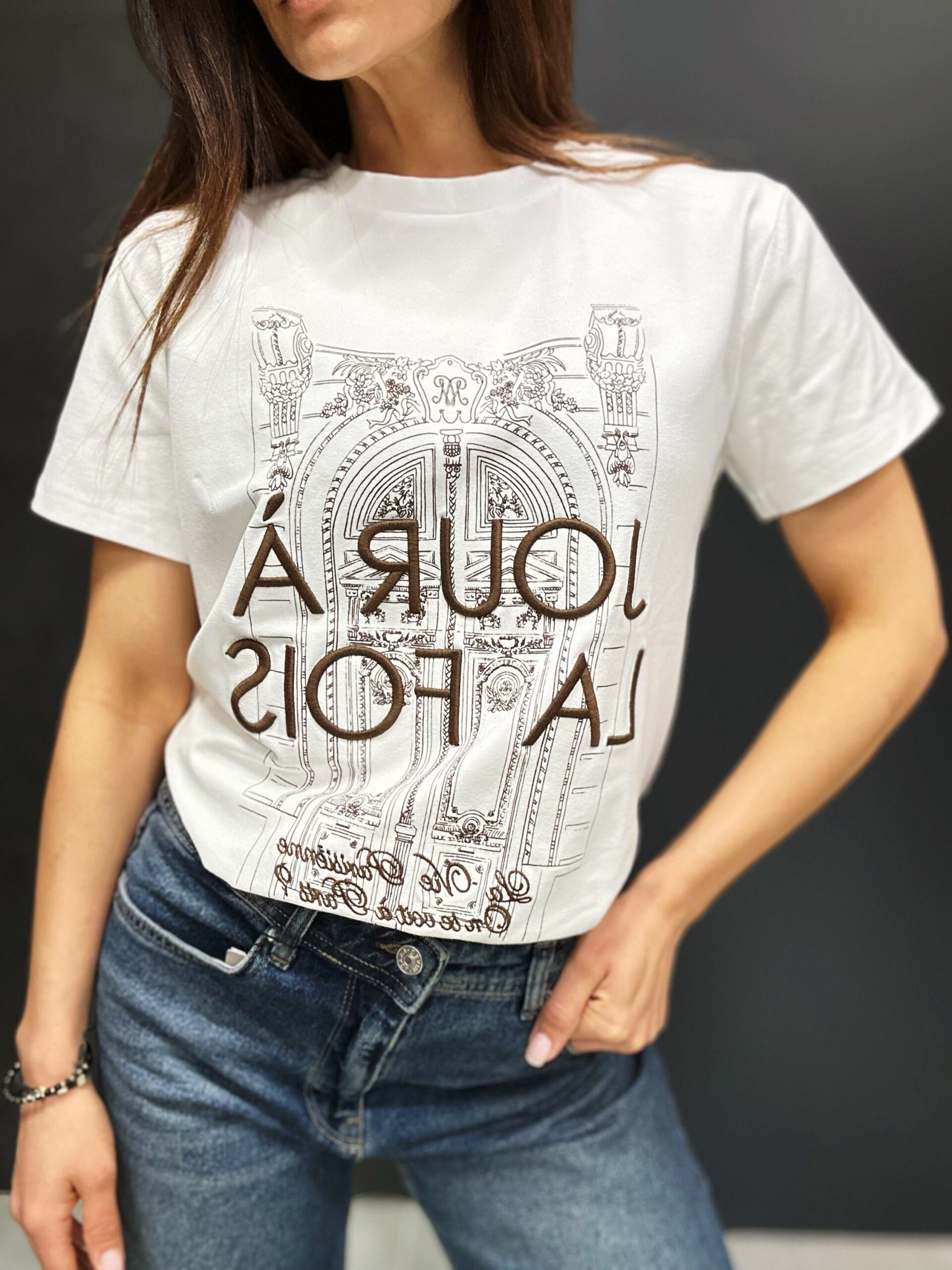 7abfa32c-3f85-4c01-b65a-8df221718db2 Дамска oversized тениска в бяло със стилен минималистичен надпис от Next Level
